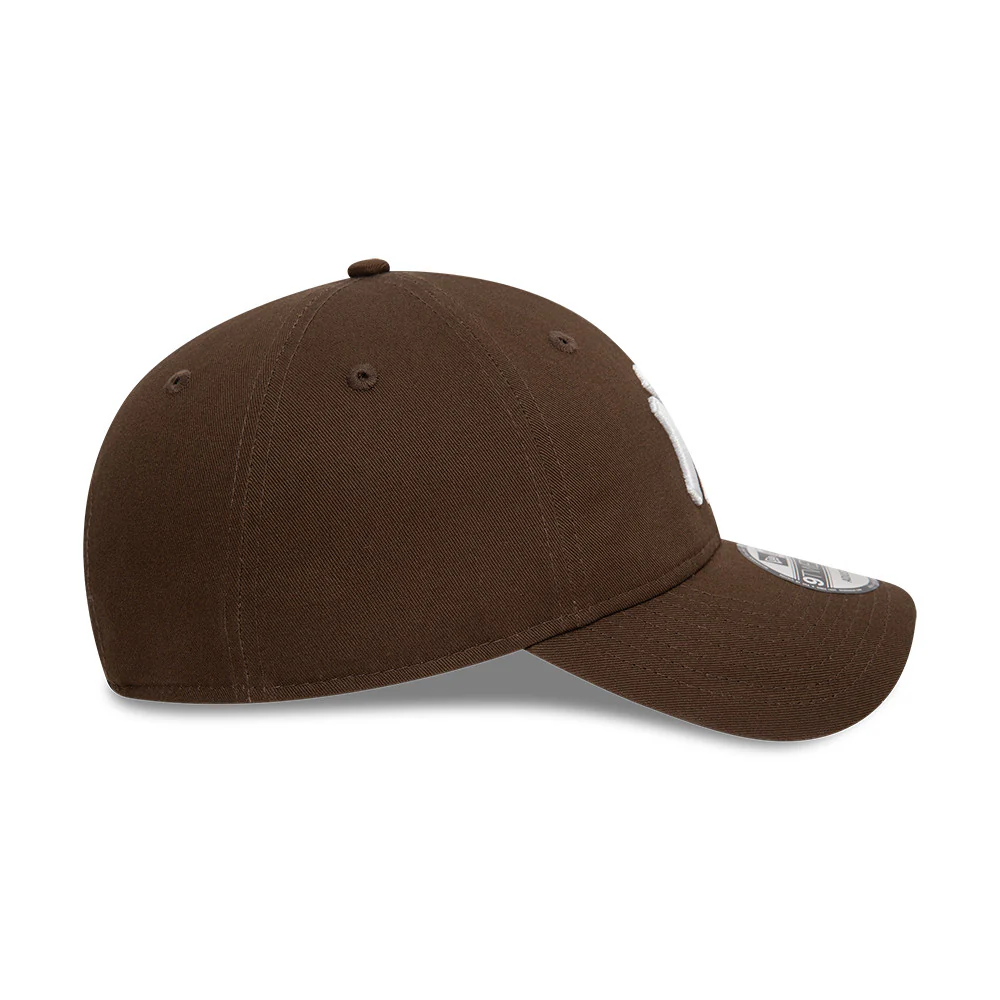 New York Yankees Brown League Essential 9Twenty Cap - Image 7